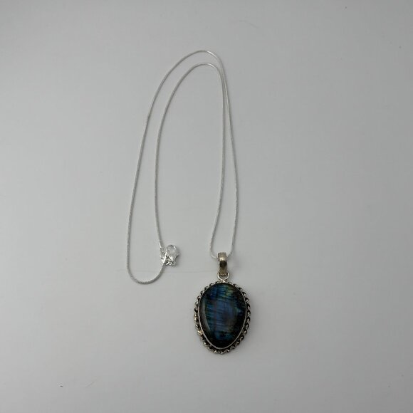Labradorite Pendant Necklace - Picture 2 of 5